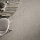New Tiles Etna Gris 100 x 100 cm sfeer bovenaanzicht met stoel en salontafel